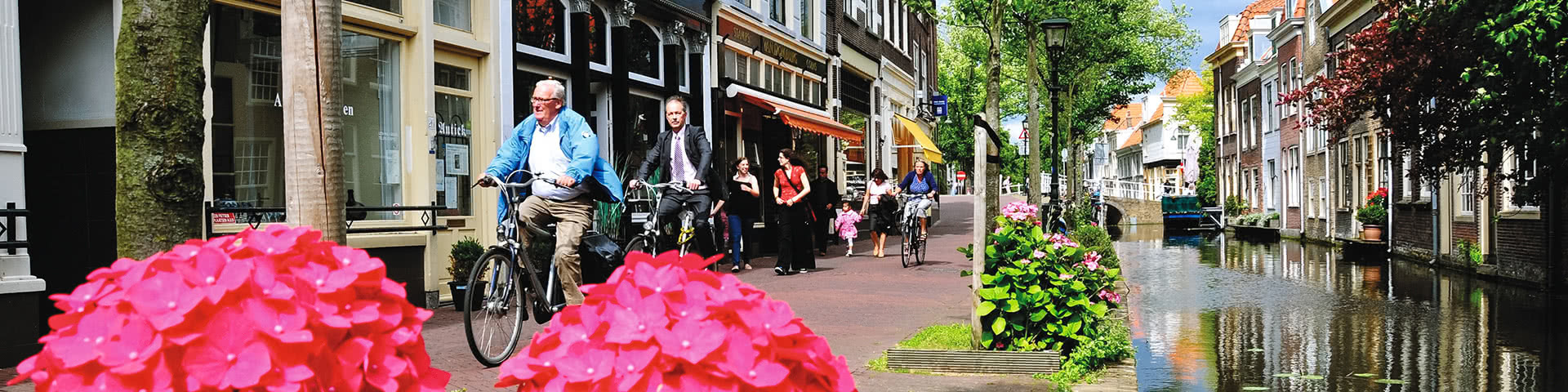 Fahrradfahrer fahren durch die Innenstadt von Delft